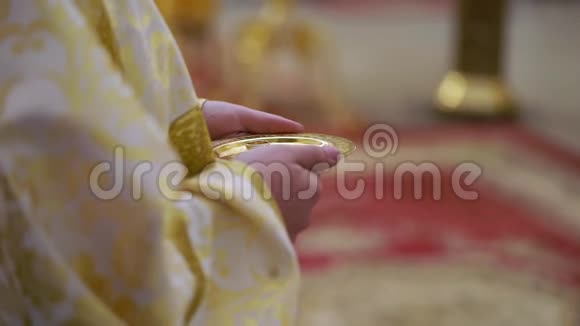 教堂里的婚礼在基督教教堂举行的结婚仪式神父新娘和新郎在里面视频的预览图