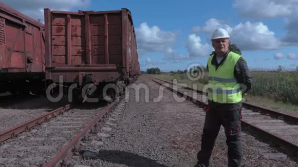 铁路工人在货车附近等候视频的预览图