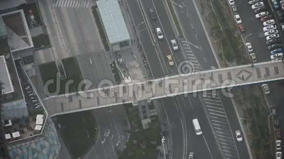 时间流逝城市交通的鸟瞰中国上海繁忙的行人视频的预览图
