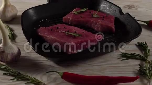 牛肉片放在平底锅上里面有胡椒迷迭香和大蒜视频的预览图