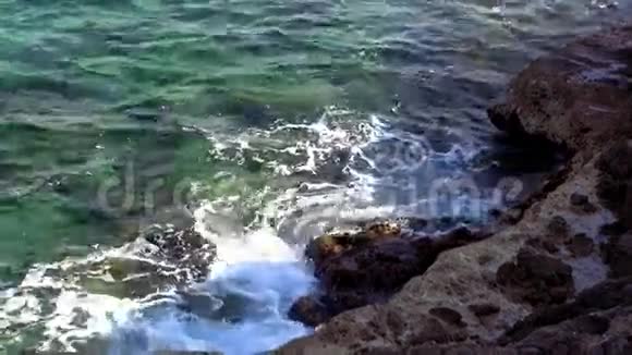 洛奇海滩海水中有特奎斯的蓝色海水视频的预览图