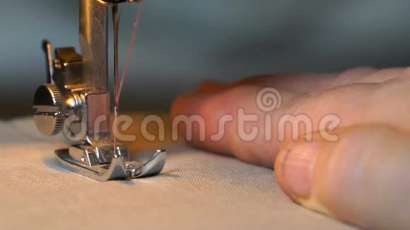 妇女缝在缝纫机上的照片高清高清视频的预览图