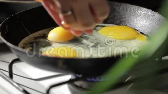 平底锅里煎鸡蛋加番茄片视频的预览图