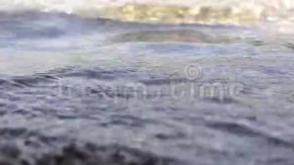 有海浪的卵石海滩视频的预览图