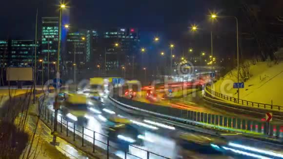 市区晚上交通时间流逝视频的预览图