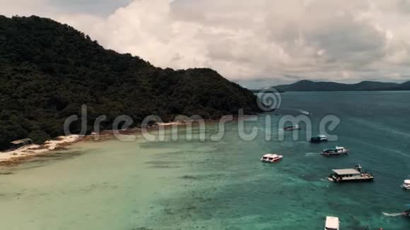 泰国珊瑚岛无人驾驶飞机射击小型运动船大型鱼渔船岛附近交通活跃视频的预览图