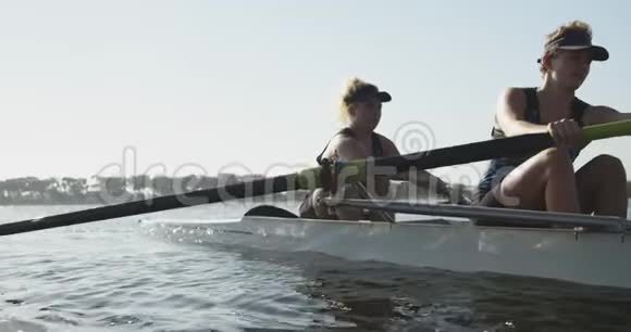 女性划船者在河边训练视频的预览图