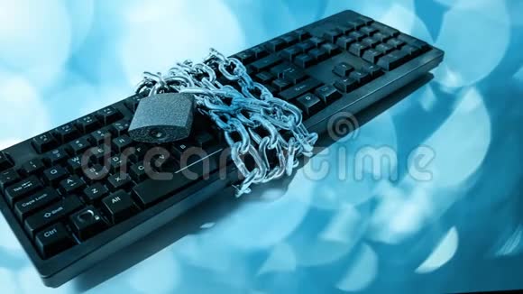 网络威胁理念链锁和电脑键盘视频的预览图