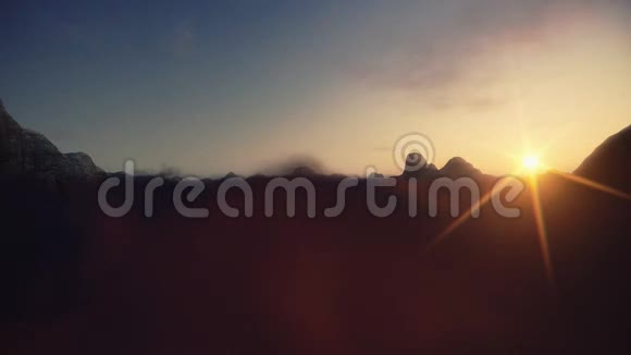 日落时间过后的云团上的山峰视频的预览图