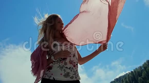 年轻漂亮的女人围着围巾转视频的预览图