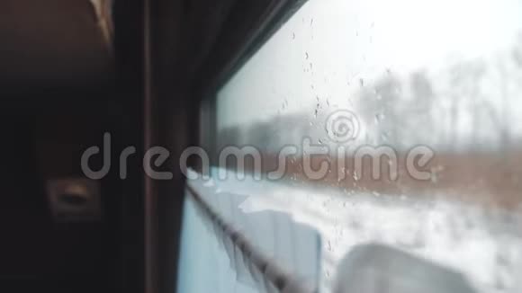 玻璃窗上的雨雪铁路概念火车旅程旅行从火车的窗户看到美丽的景色视频的预览图