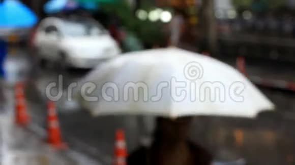 泰国曼谷2014年8月1日汽车继续行驶视频的预览图