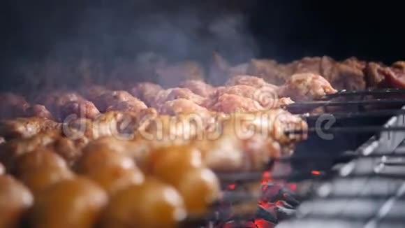 厨师在烤架上烤出多汁的烤肉串烤肉和蔬菜视频的预览图