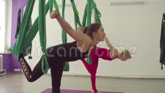 两个女人在吊床上做瑜伽练习视频的预览图