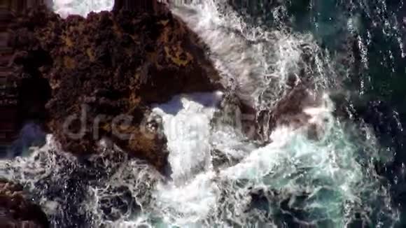 用深蓝的海水拍摄马洛卡悬崖线视频的预览图