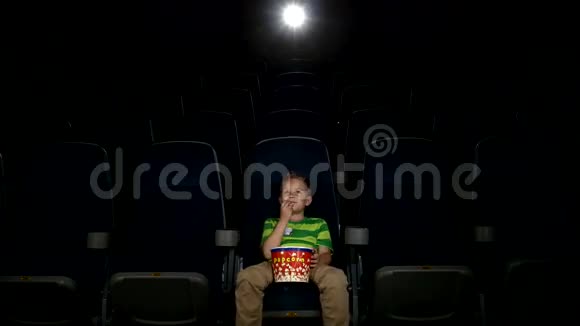 微笑的小男孩在电影院看电影视频的预览图