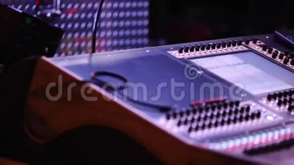 音频混音控制台与音频工程师在前面显示视频的预览图