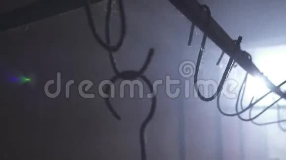可怕的钩子挂在地下室里视频的预览图