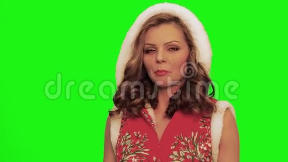 穿着圣诞服装的卷发美女唱反彩视频的预览图