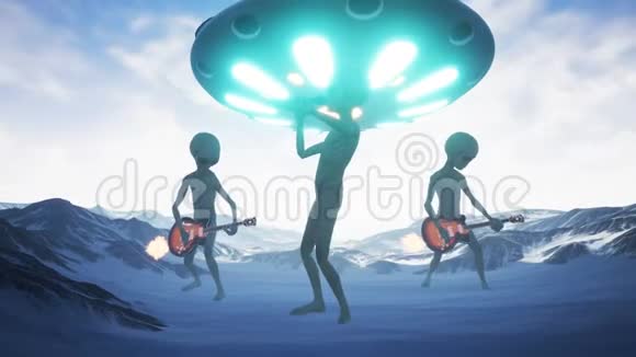 外星人在ufo的背景下在他们的家乡雪星上唱歌和演奏吉他现实的运动背景4K视频的预览图