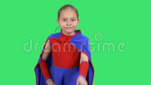 年轻的超级英雄女孩飞翔视频的预览图