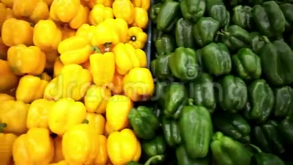 蔬菜中熟黄红绿辣椒视频的预览图