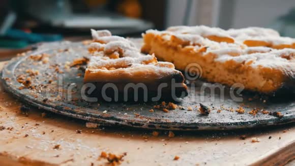 家里厨房里的小糕点上的苹果派一张桌子上吃了一半的馅饼自制烘焙视频的预览图
