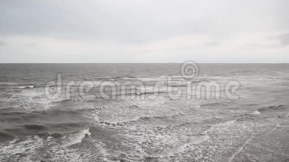 英国兰开夏郡黑池海滩的海浪视频的预览图