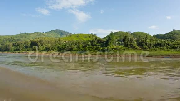 湄公河的岸边从船上看老挝视频的预览图