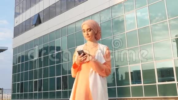 穆斯林女人自拍视频的预览图