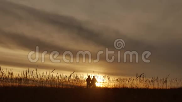 人走团旅游的游客野外大自然一个夕阳剪影两人旅游旅游者自然生活方式视频的预览图