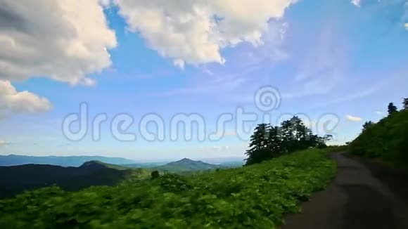 绿色丘陵景观与蓝天的运动视频的预览图