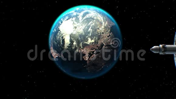 侧面观看一艘巨大的科幻星际飞船在地球上飞行的背景三维动画地球的纹理视频的预览图