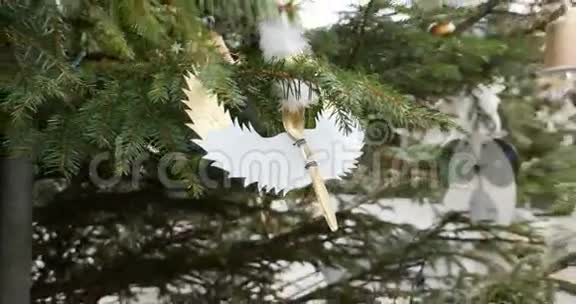 老式手工制作的圣诞装饰品玩具天使视频的预览图