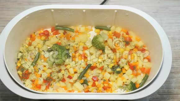 各种蔬菜都是在双锅里煮的视频的预览图