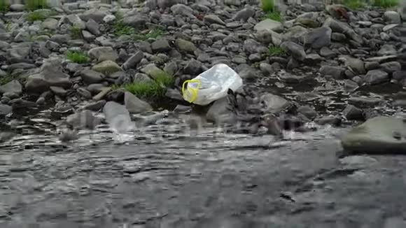 垃圾在河上山河里的垃圾环境污染对自然的污染生态灾难视频的预览图