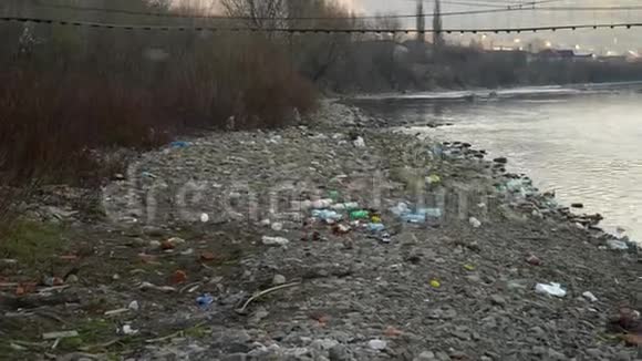 垃圾在河上山河里的垃圾环境污染对自然的污染生态灾难视频的预览图