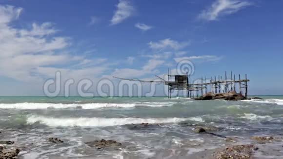 蓬塔阿德里奇意大利阿布鲁佐的特拉博奇海岸视频的预览图