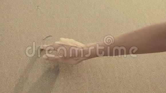 海洋写在沙滩上沙子被海浪冲走视频的预览图