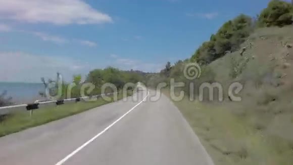 克里米亚南部的汽车旅行夏季美丽的黑海附近的山景视频的预览图