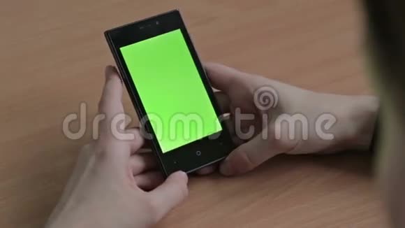 女性使用手机绿色屏幕视频的预览图
