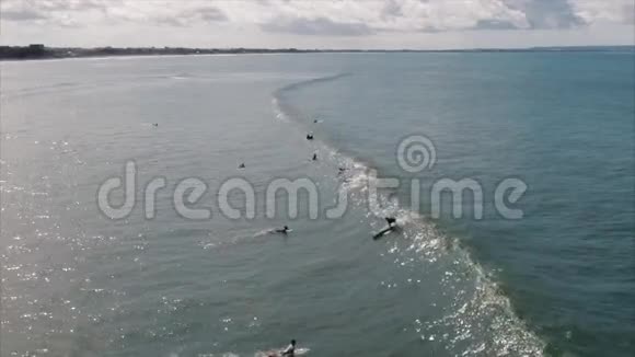 海浪和泡沫的空中拍摄视频的预览图