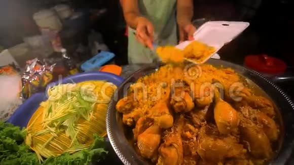 泰国菜炸鸡米饭出售视频的预览图