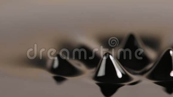 黑色液体特写镜头中的暗物质视频的预览图