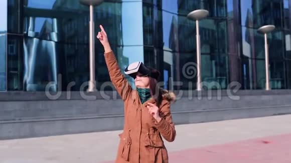 一个年轻女子在露天的虚拟眼镜里视频的预览图