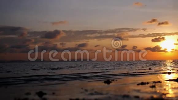 海边沙滩上的幸福家庭情侣日落视频的预览图