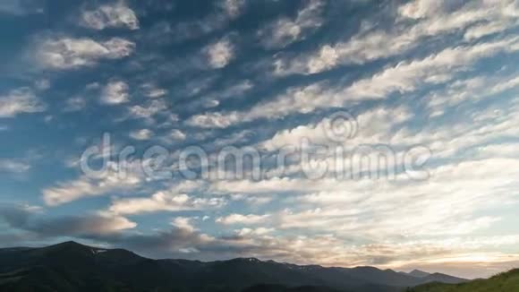 经过时的风景有山峰和多云的天空视频的预览图