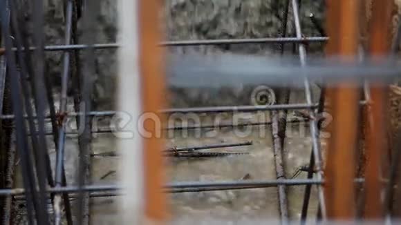 工人用泵管浇筑水泥和混凝土视频的预览图
