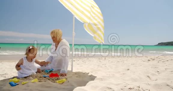小女孩和妈妈在沙滩玩视频的预览图