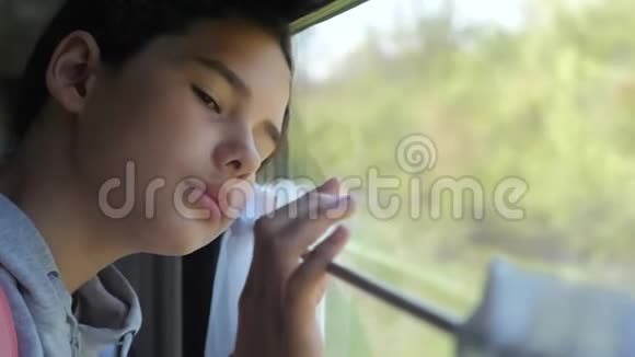 悲伤的女孩望着火车窗外旅行生活方式运输铁路概念十几岁的女孩错过了在视频的预览图